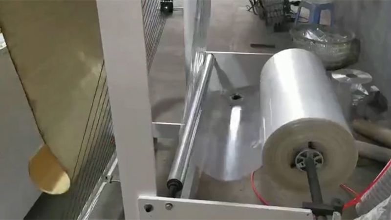 ماكينة إنتاج أكياس تخزين الملابس المعلقة الشفافة