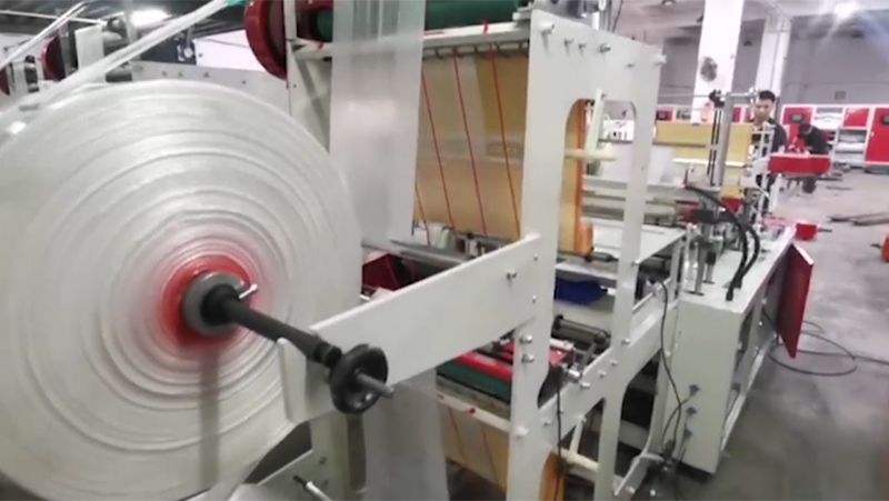 ماكينة تصنيع رول أكياس بلاستيك شفافة ذات مقبض