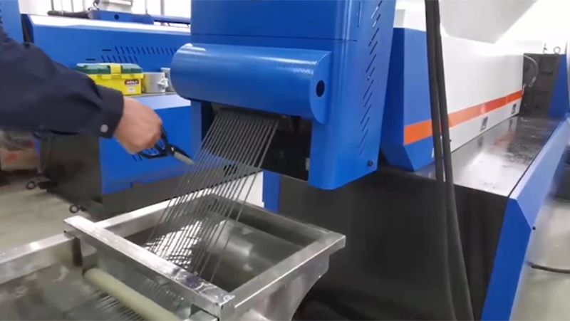 ماكينة إعادة تدوير نفايات الأكياس البلاستيك بمرحلة واحدة (نظام تبريد بالماء)